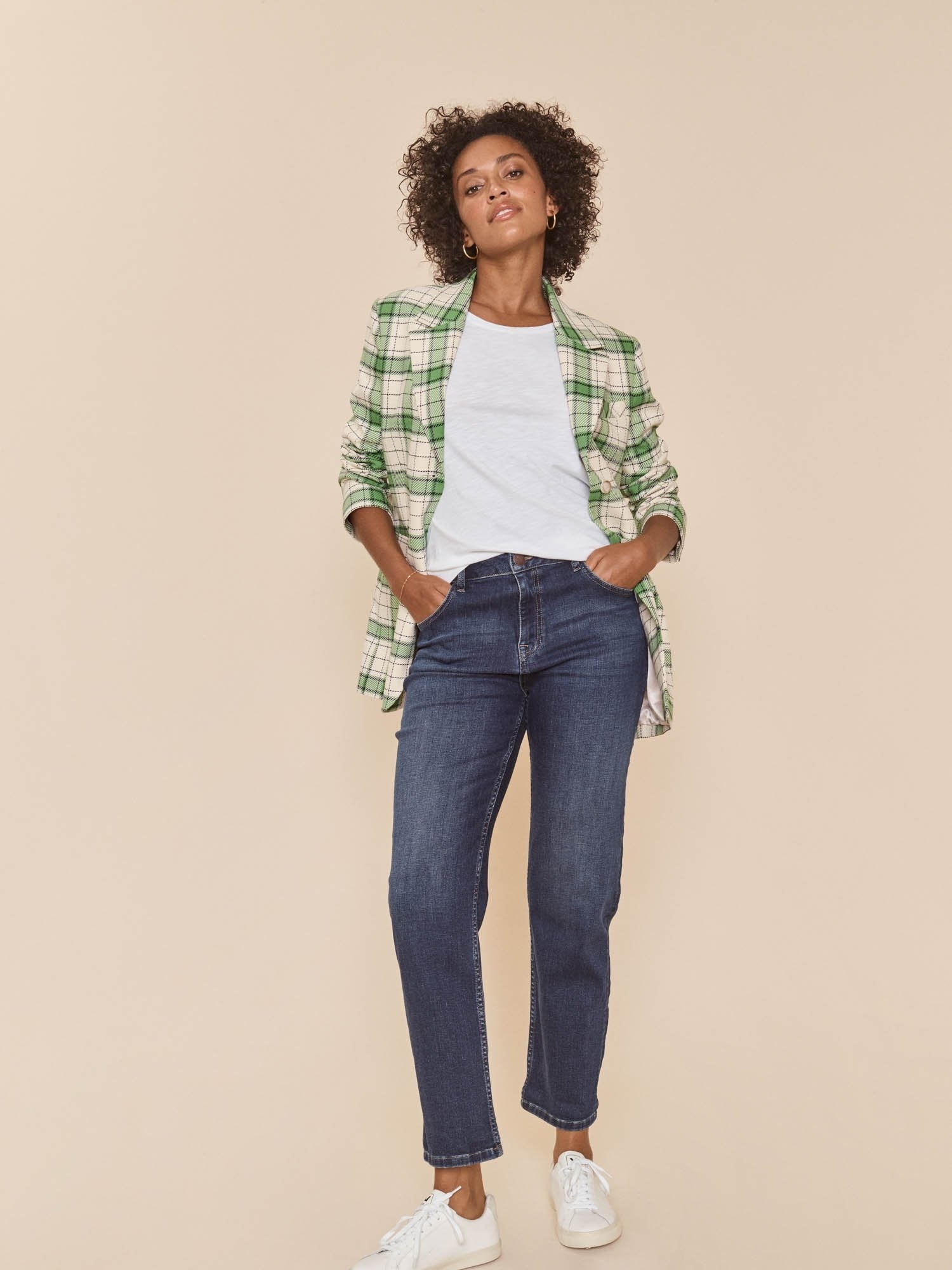 144040-121_2.AcisRiaBlazerPeyoye144000-447StellaLoopJeansBlue_2000x