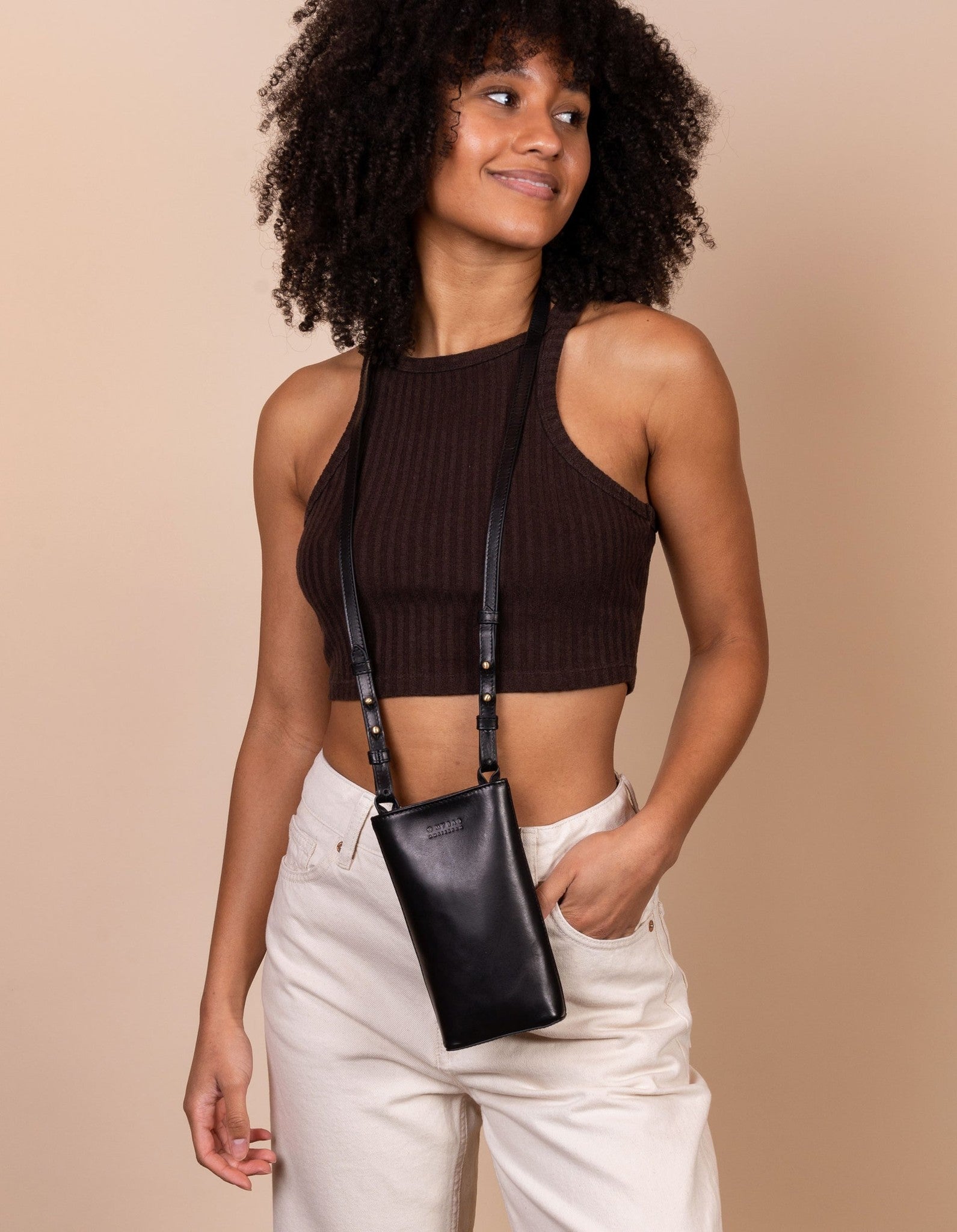 CharlieBag_Black_ClassicLeather_FemaleModel_1