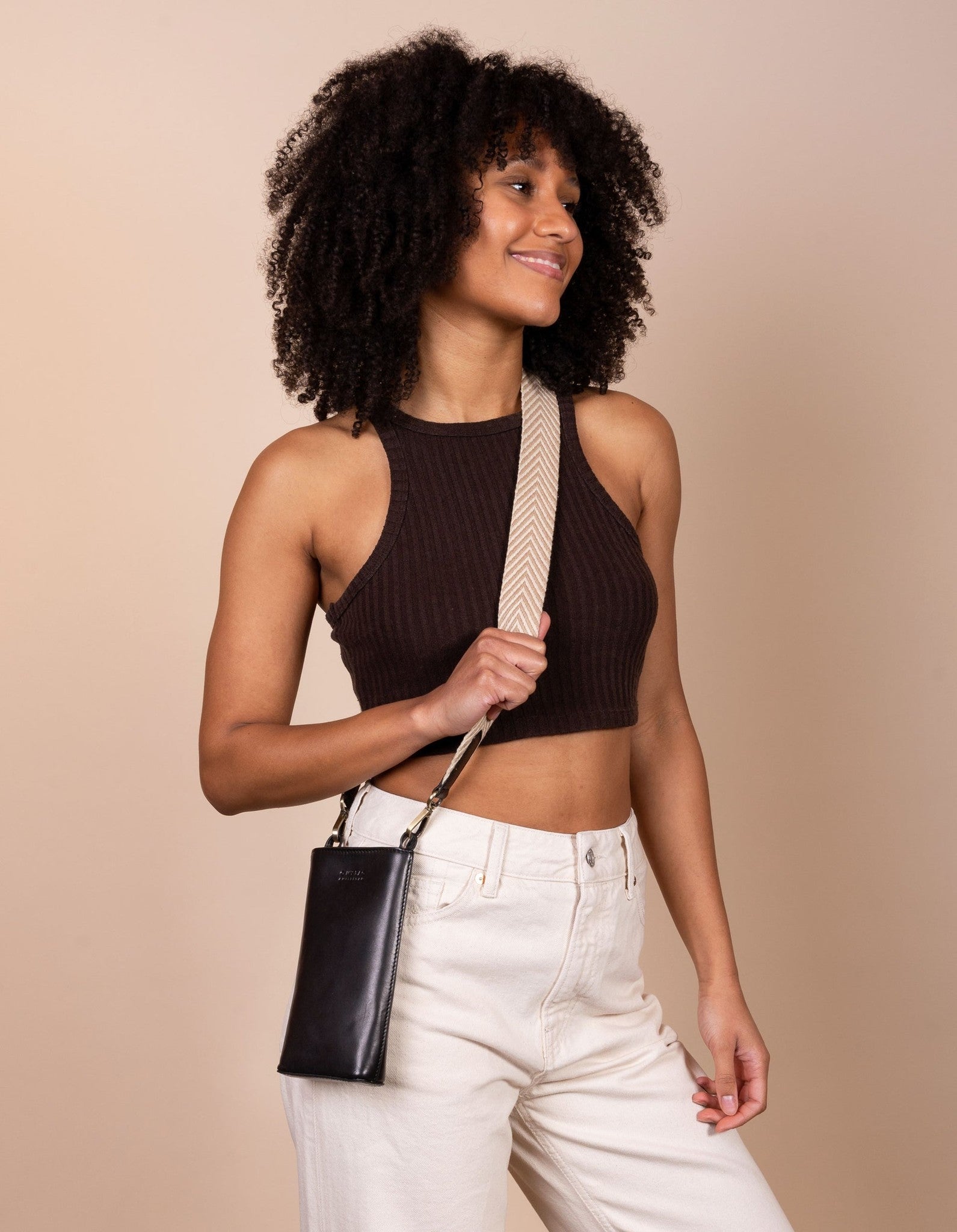 CharlieBag_Black_ClassicLeather_FemaleModel_2