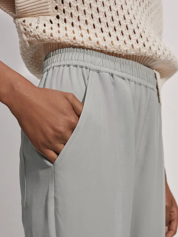 f9ae92d3b4f643a49a544c78f75fd00bccb99686_VAR01959_OAKLAND_TURNUP_TAPER_PANT_COOL_SAGE_Drop2_068