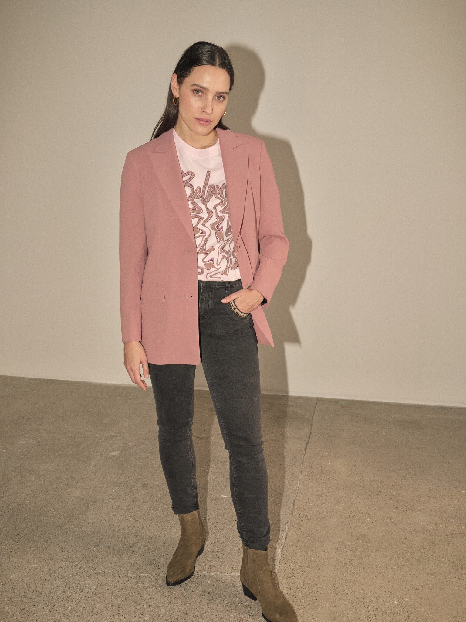 154080 Nalin O-SS Tee – 154480 Windy Deney Blazer – 155020 Naomi Gringio Jeans&nbsp;– 156660 MMAmos Suede Boot