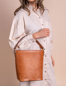 bobbis_bucket_bag_maxi_cognac_model_21_2