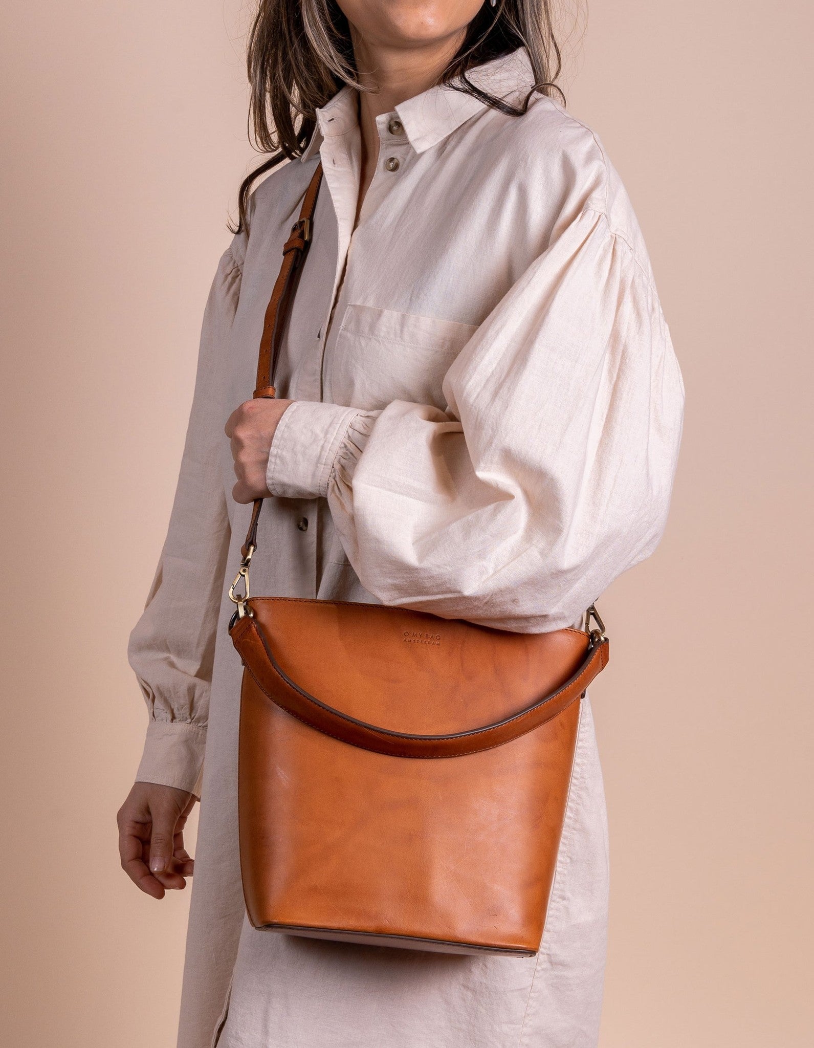 bobbis_bucket_bag_maxi_cognac_model_21_3