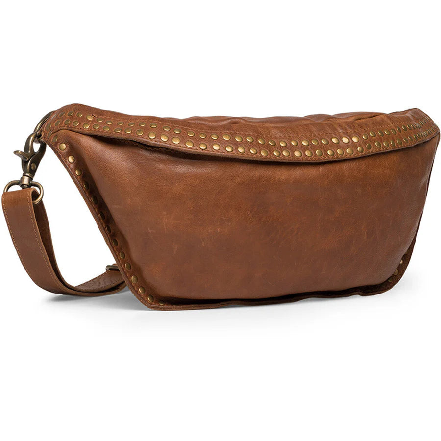 Leather_bumbag_decorated_with_beautiful_rivets-Bumbag-15970-005_Vintage_cognac-1_900x