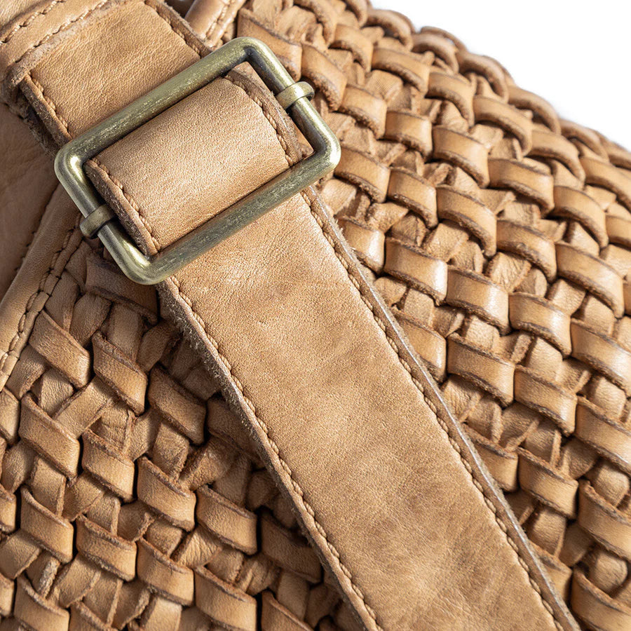 Leather_crossover_bag_decorated_with_weaving-Cross_over-15934-012_Nature_-4_900x